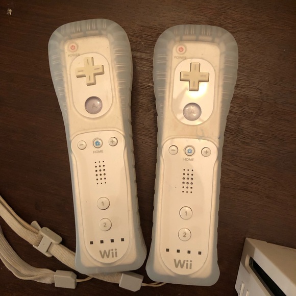 Nintendo Wii Console with White Controllers and Games - NO CORDS - UNTESTED - Picture 9 of 11